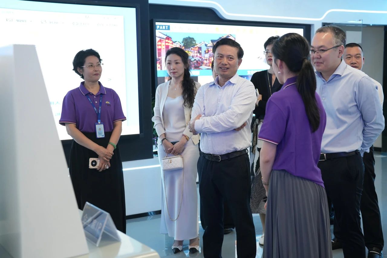 民盈集团、、天安数码城向导一行莅临j9数字站集团旅行交流