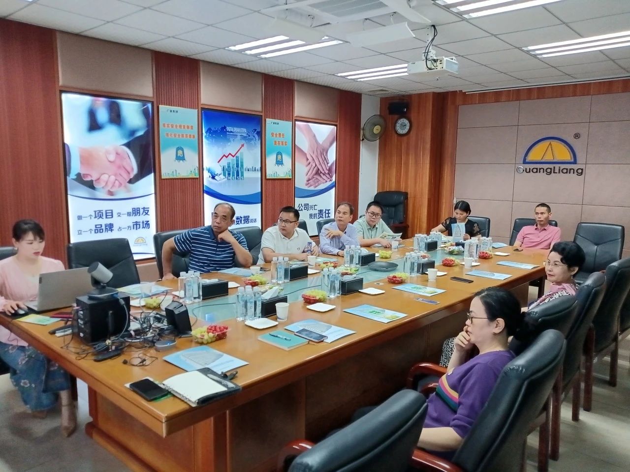 高州市根子镇政府党委及商会向导一行莅临j9数字站集团交流座谈同营生长