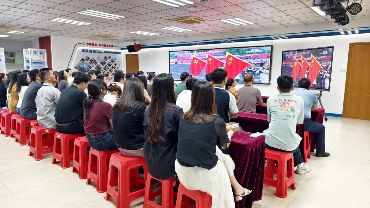 j9数字站集团丨凝聚爱国磅礴实力！！！集团组织全员寓目阅兵仪式